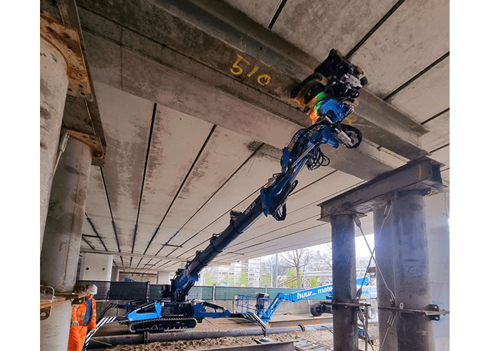 Hoeflon C30e en Multitool grijper huren Ecranes